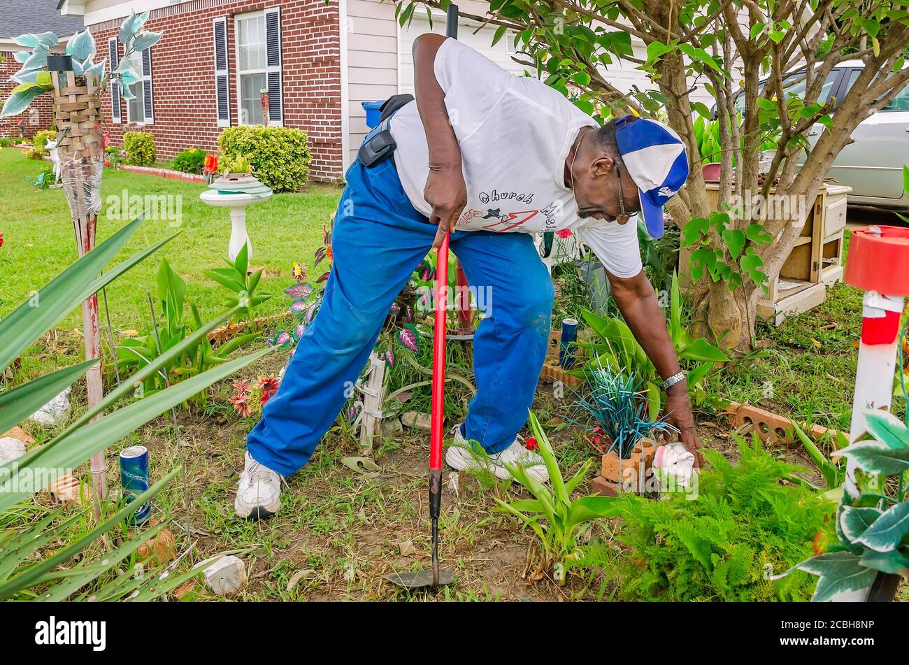 Ein afro-amerikanischer Mann pflegt seinen Garten im Mississippi-Delta am 13. August 2016 in Clarksdale, Mississippi. (Foto von Carmen K. Sisson/Cloudybright) Stockfoto