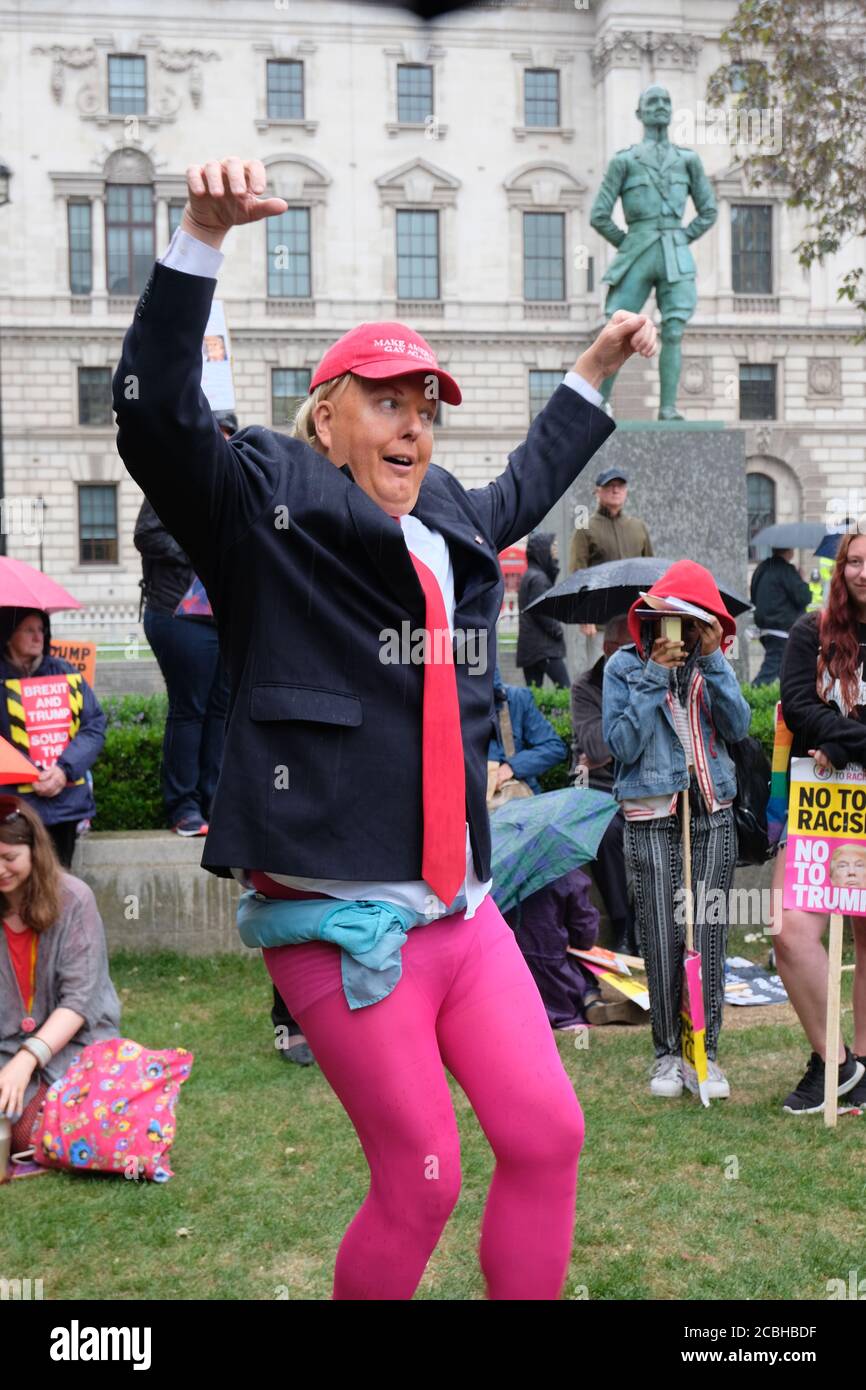 Ein Donald Trump-Imitator unterhält die Massen während eines Protests gegen seinen Besuch in London im Juni 2019. Stockfoto