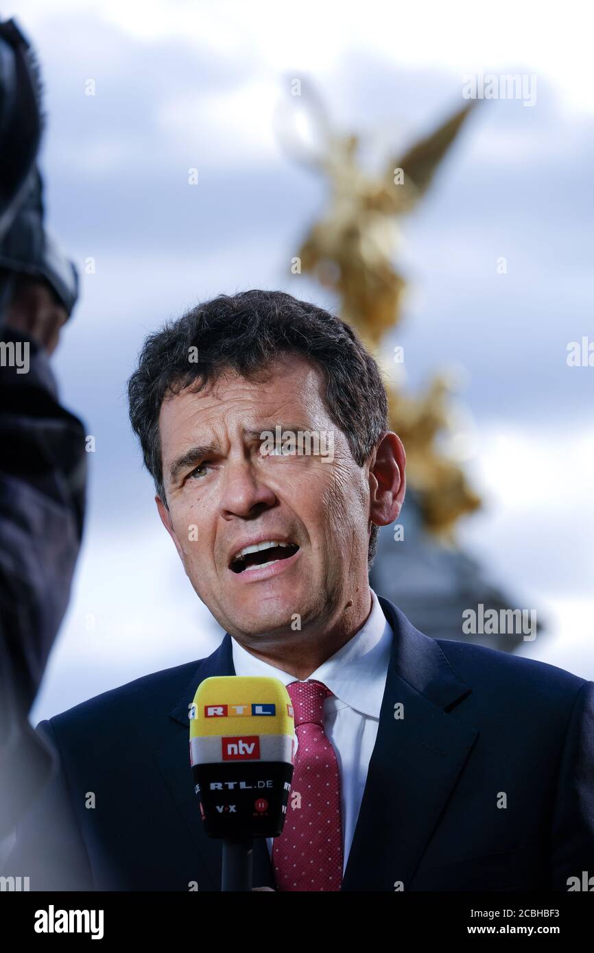 Ein deutscher Nachrichtenreporter sendet live vor dem Buckingham Palace während Donald Trumps Staatsbesuch in Großbritannien vom 3. Bis 5. Juni 2019. Stockfoto