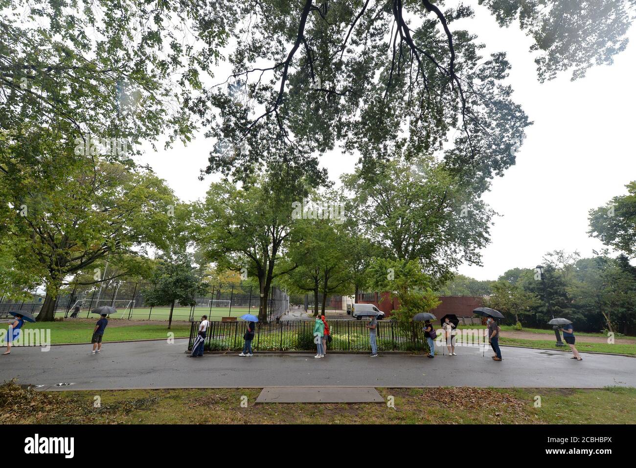 New York City Usa August Die Menschen Warten Im Regen In Langen Schlangen Bis Zu