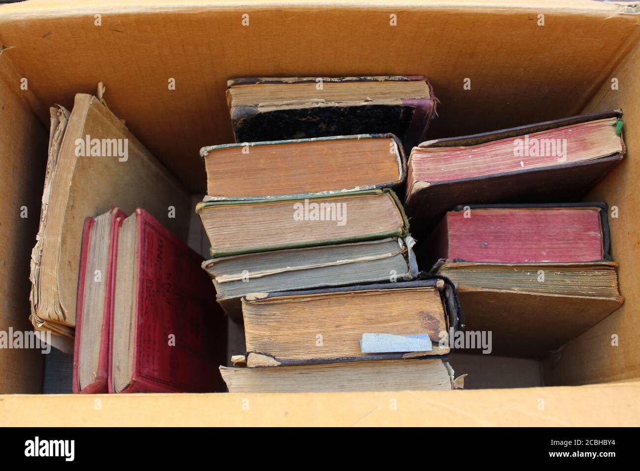 Karton mit alten Büchern auf dem Tisch Nahaufnahme Stockfoto