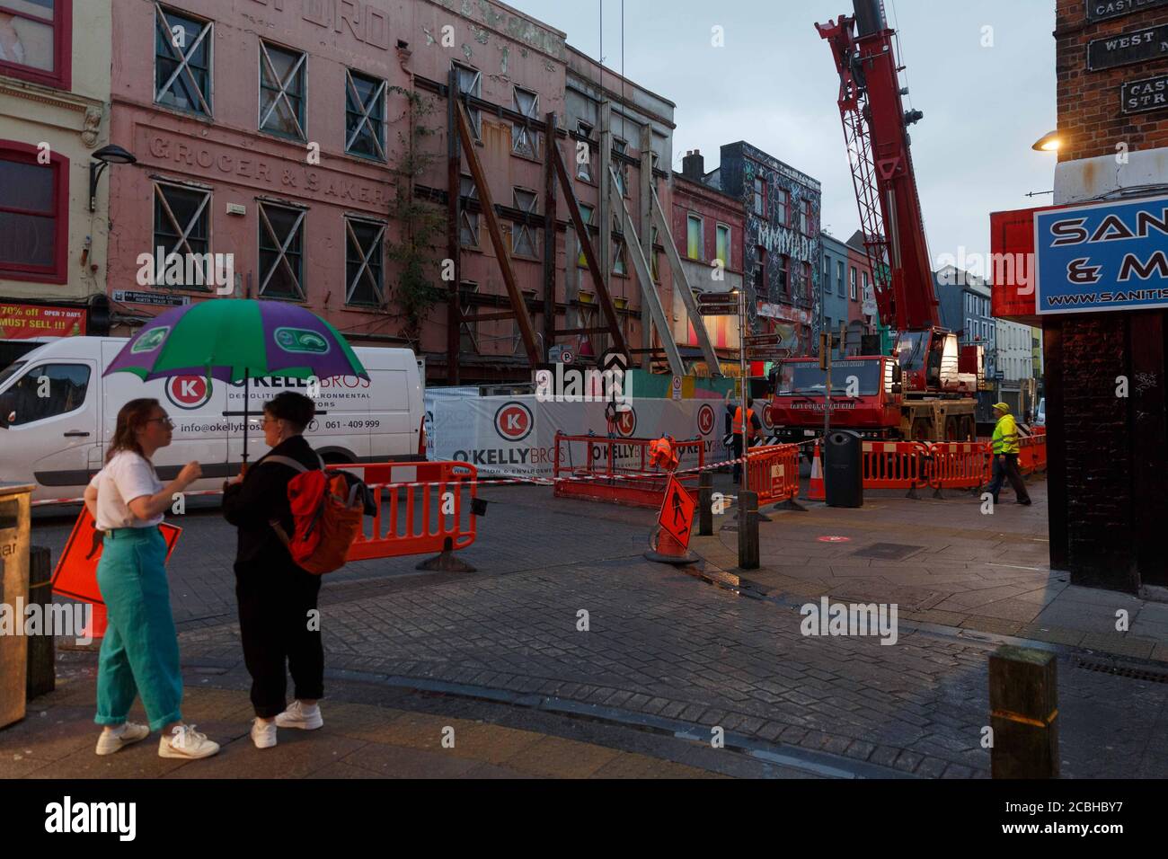 Cork, Irland. August 2020. Arbeiter, die sich auf die Arbeit an Semi-kollabierten Gebäuden, Cork City, vorbereiten. Upper North Main Street wurde heute Abend wieder geschlossen, um die Arbeit an Nr. 63-64 zu erleichtern, die vor über einem Jahr parcially zusammenbrach. Es ist nun geplant, dass die Arbeiter die Stützen, die die Gebäudefassaden hochhalten, internalisieren, um die äußeren Metallstützen zu entfernen, die Händler auf der Straße als "schädlich" und "Augenlicht" beschrieben haben. Kredit: Damian Coleman/Alamy Live Nachrichten Stockfoto