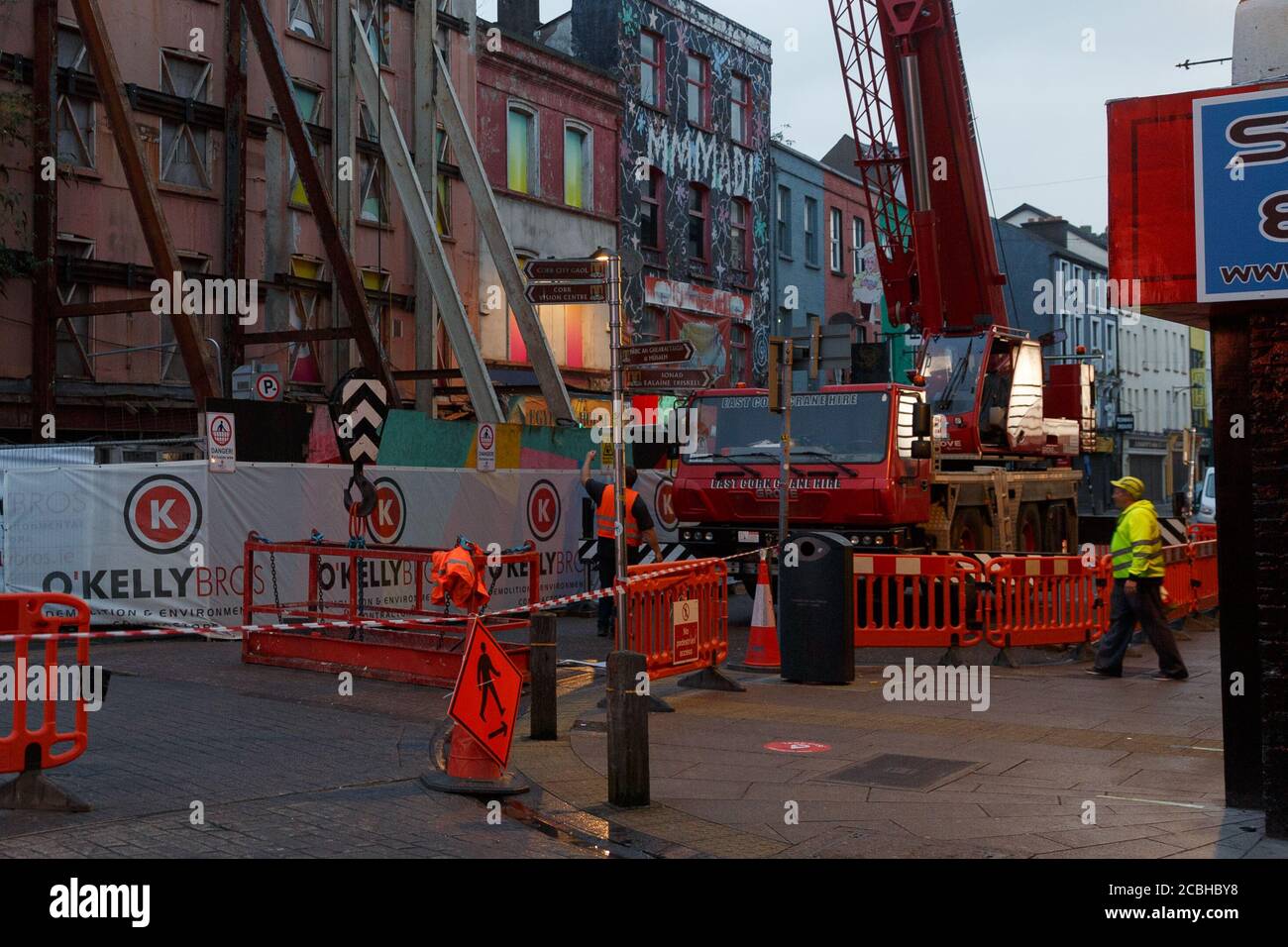 Cork, Irland. August 2020. Arbeiter, die sich auf die Arbeit an Semi-kollabierten Gebäuden, Cork City, vorbereiten. Upper North Main Street wurde heute Abend wieder geschlossen, um die Arbeit an Nr. 63-64 zu erleichtern, die vor über einem Jahr parcially zusammenbrach. Es ist nun geplant, dass die Arbeiter die Stützen, die die Gebäudefassaden hochhalten, internalisieren, um die äußeren Metallstützen zu entfernen, die Händler auf der Straße als "schädlich" und "Augenlicht" beschrieben haben. Kredit: Damian Coleman/Alamy Live Nachrichten Stockfoto