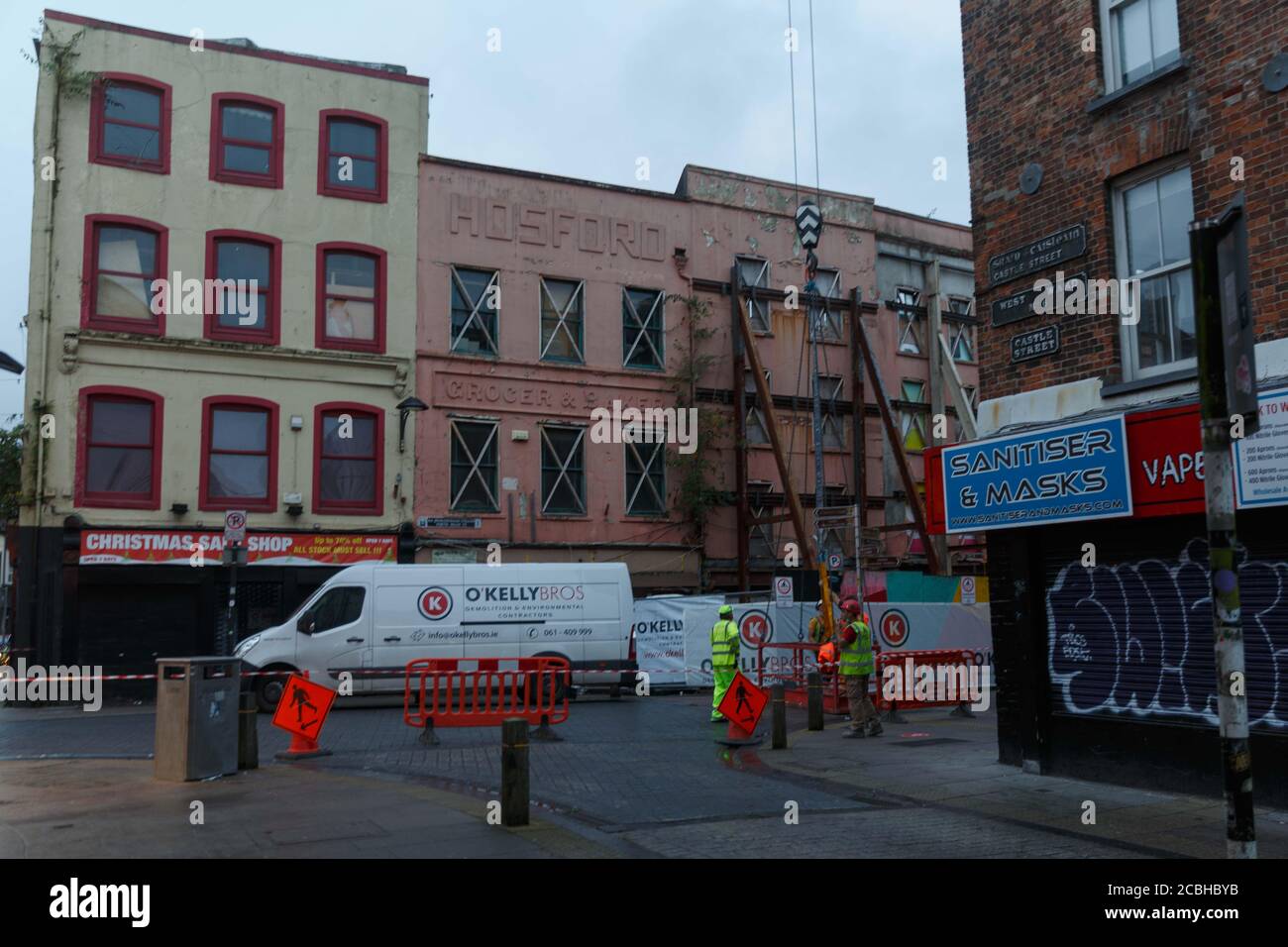 Cork, Irland. August 2020. Arbeiter, die sich auf die Arbeit an Semi-kollabierten Gebäuden, Cork City, vorbereiten. Upper North Main Street wurde heute Abend wieder geschlossen, um die Arbeit an Nr. 63-64 zu erleichtern, die vor über einem Jahr parcially zusammenbrach. Es ist nun geplant, dass die Arbeiter die Stützen, die die Gebäudefassaden hochhalten, internalisieren, um die äußeren Metallstützen zu entfernen, die Händler auf der Straße als "schädlich" und "Augenlicht" beschrieben haben. Kredit: Damian Coleman/Alamy Live Nachrichten Stockfoto