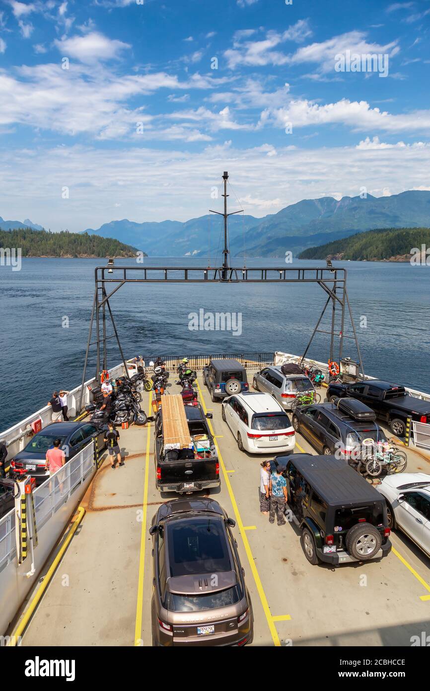 BC Ferries voll beladen mit Autos und Passagieren Stockfoto