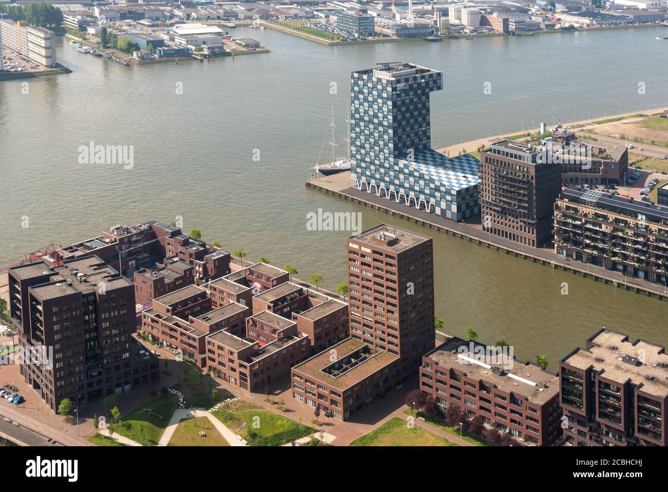 Rotterdam, Niederlande - 29. April 2019 : Skyline des Delfshaven-Viertels mit modernen Gebäuden und neuer Maas-Flußansicht an einem sonnigen Tag Stockfoto
