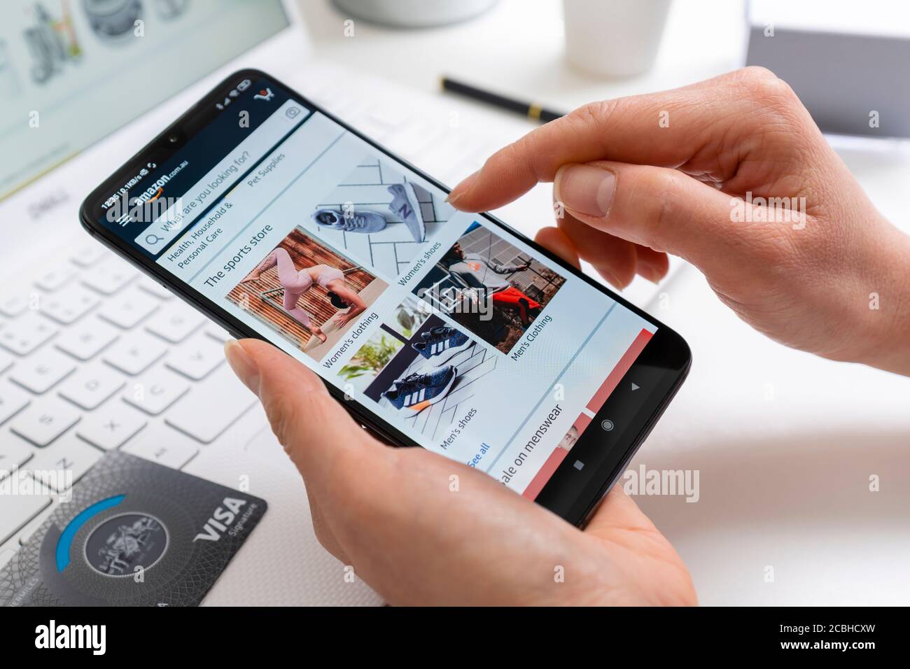Online-Shopping mit Amazon App Stockfoto