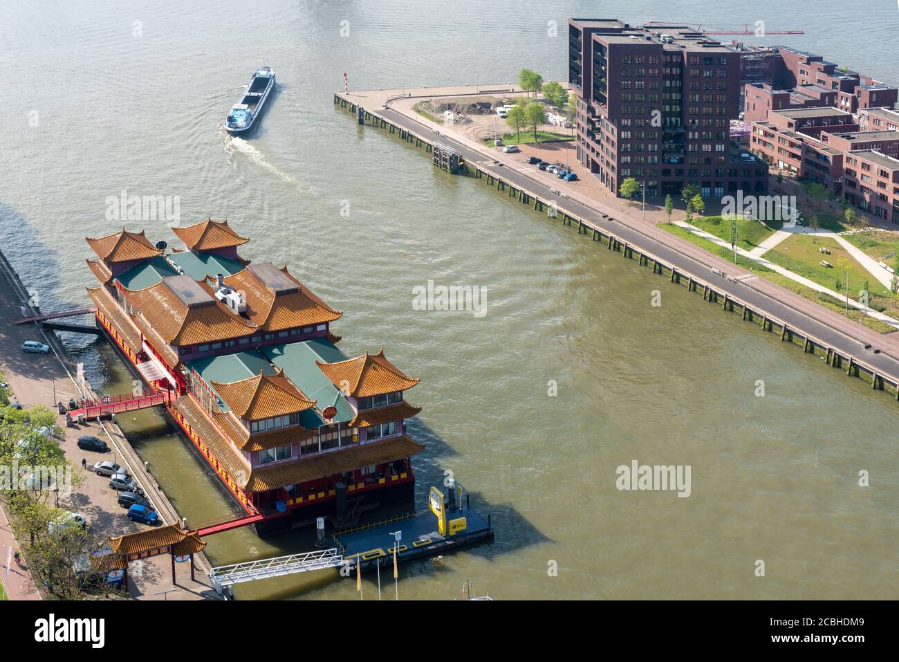 Rotterdam, Niederlande - 29. April 2019: New Ocean Paradise schwimmendes chinesisches Restaurant Luftbild Stockfoto