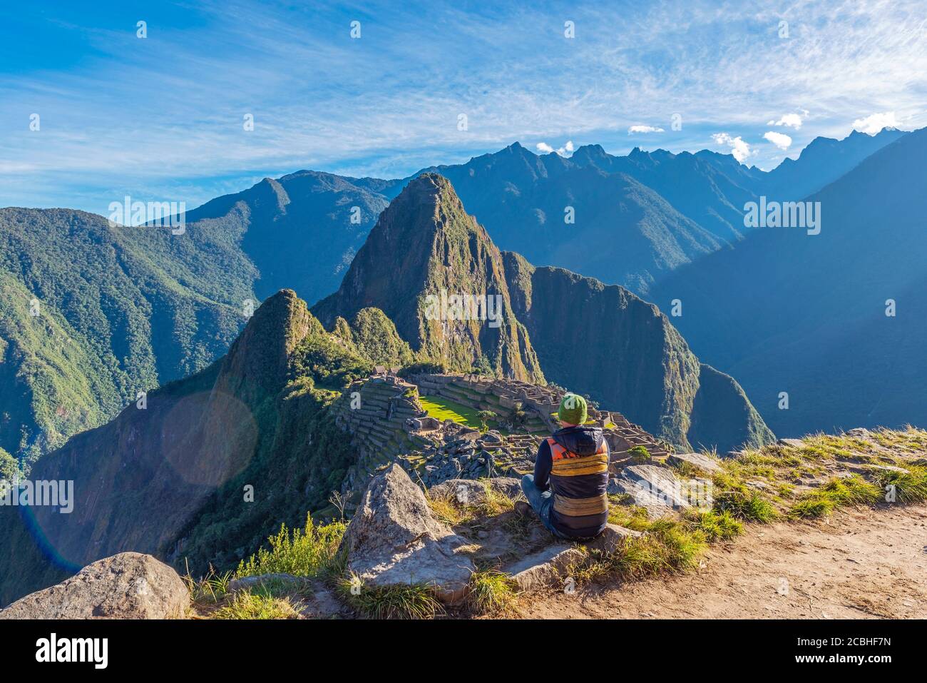 Touristen betrachten die Machu Picchu inka Ruine bei Sonnenaufgang, Cusco, Peru. Stockfoto