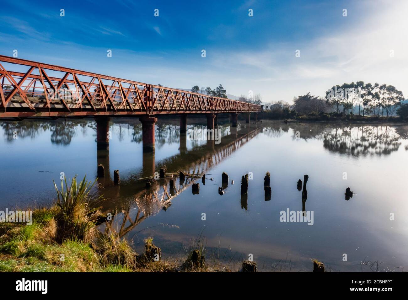 Historische Henley Hängebrücke über den Fluss Taieri bei Otokai Am frühen Morgen Stockfoto