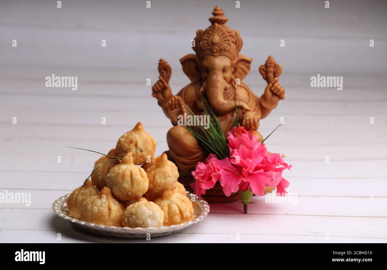 Ganesh Puja - Süßes Modak Essen auf Ganpati Festival oder Chaturthi in Indien angeboten. In silberner Platte Stockfoto