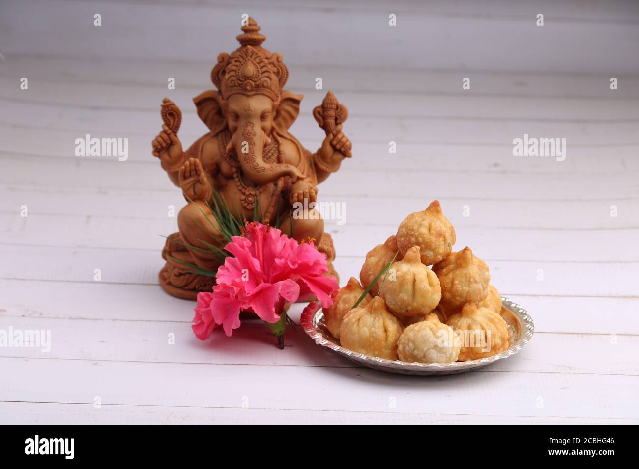 Ganesh Puja - Süßes Modak Essen auf Ganpati Festival oder Chaturthi in Indien angeboten. In silberner Platte Stockfoto