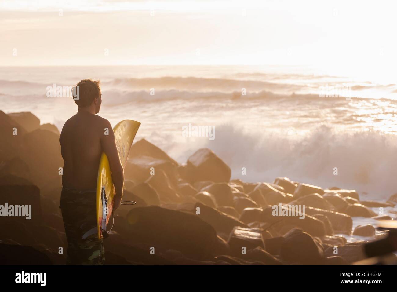 Surfen am Strand von Burleigh Heads Stockfoto