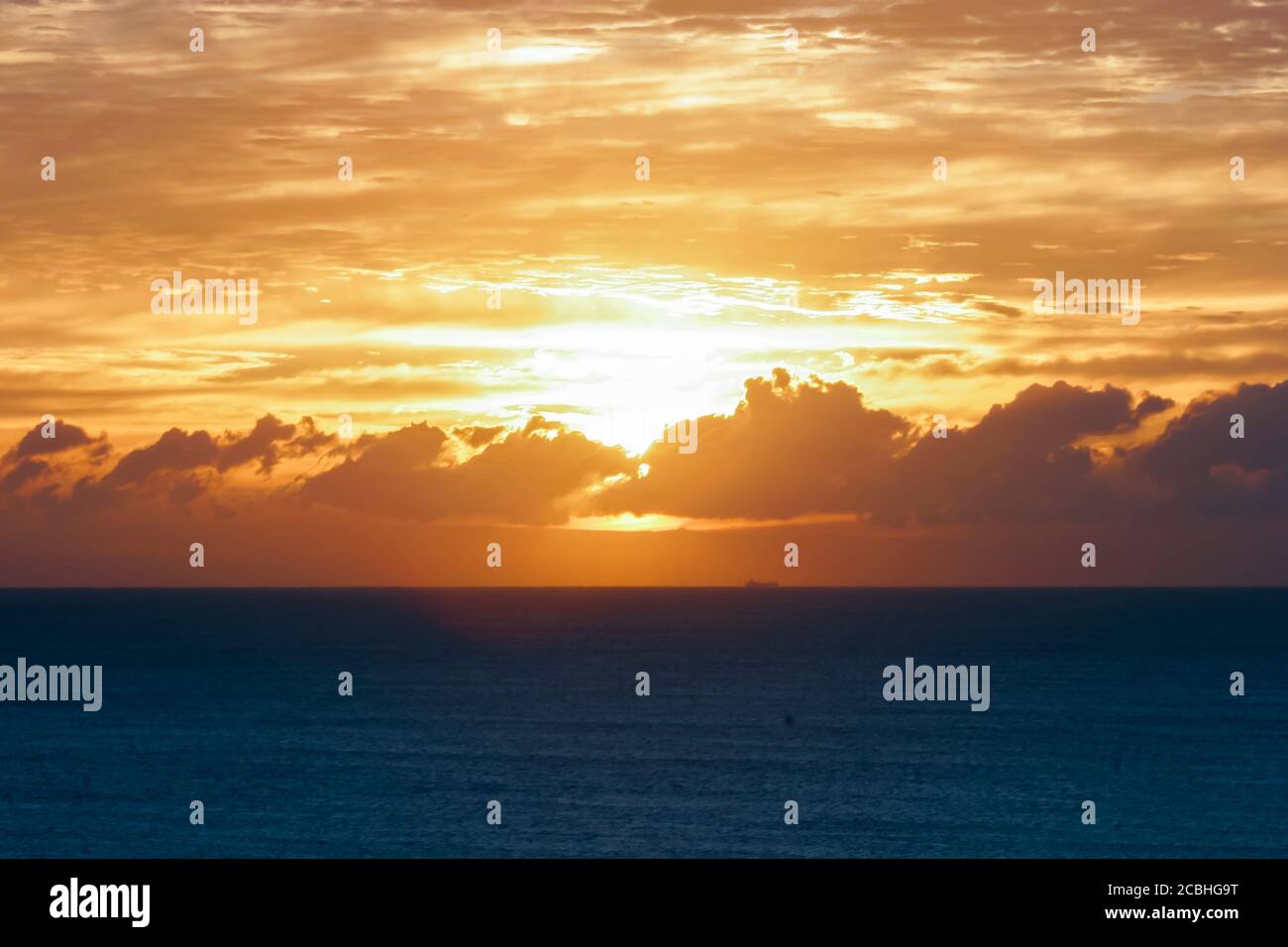 Wunderschöner Sonnenaufgang über dem Meereshorizont in Australien Stockfoto