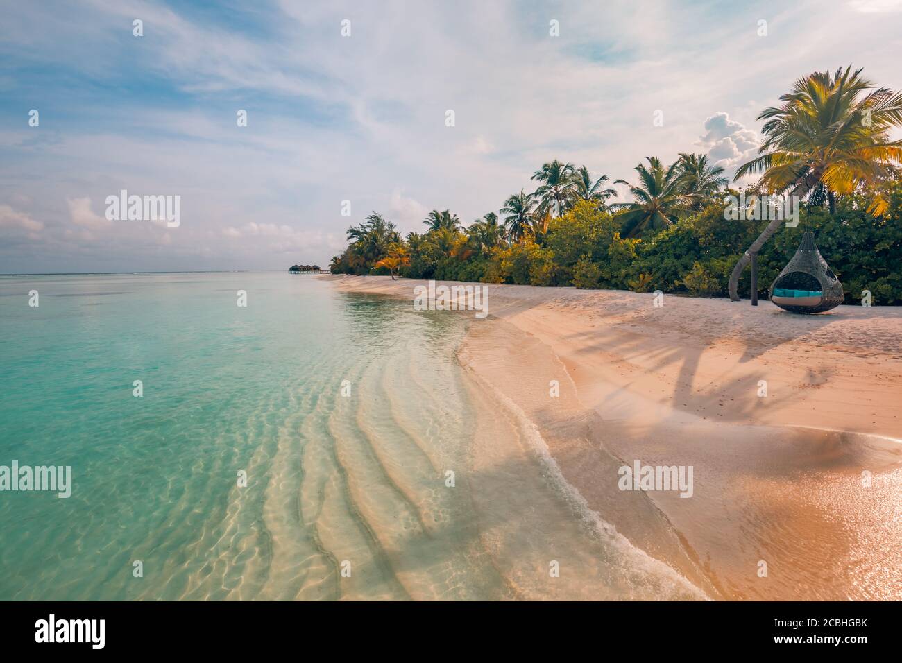 Tropische Strandlandschaft. Ruhige Naturlandschaft, Palmen Sand ruhigen Meerwasser Paradies Insel Küste. Blick auf den tropischen Strand, weiches Sonnenlicht, Wolken Stockfoto