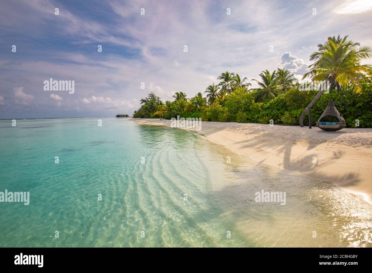 Tropische Strandlandschaft. Ruhige Naturlandschaft, Palmen Sand ruhigen Meerwasser Paradies Insel Küste. Blick auf den tropischen Strand, weiches Sonnenlicht, Wolken Stockfoto