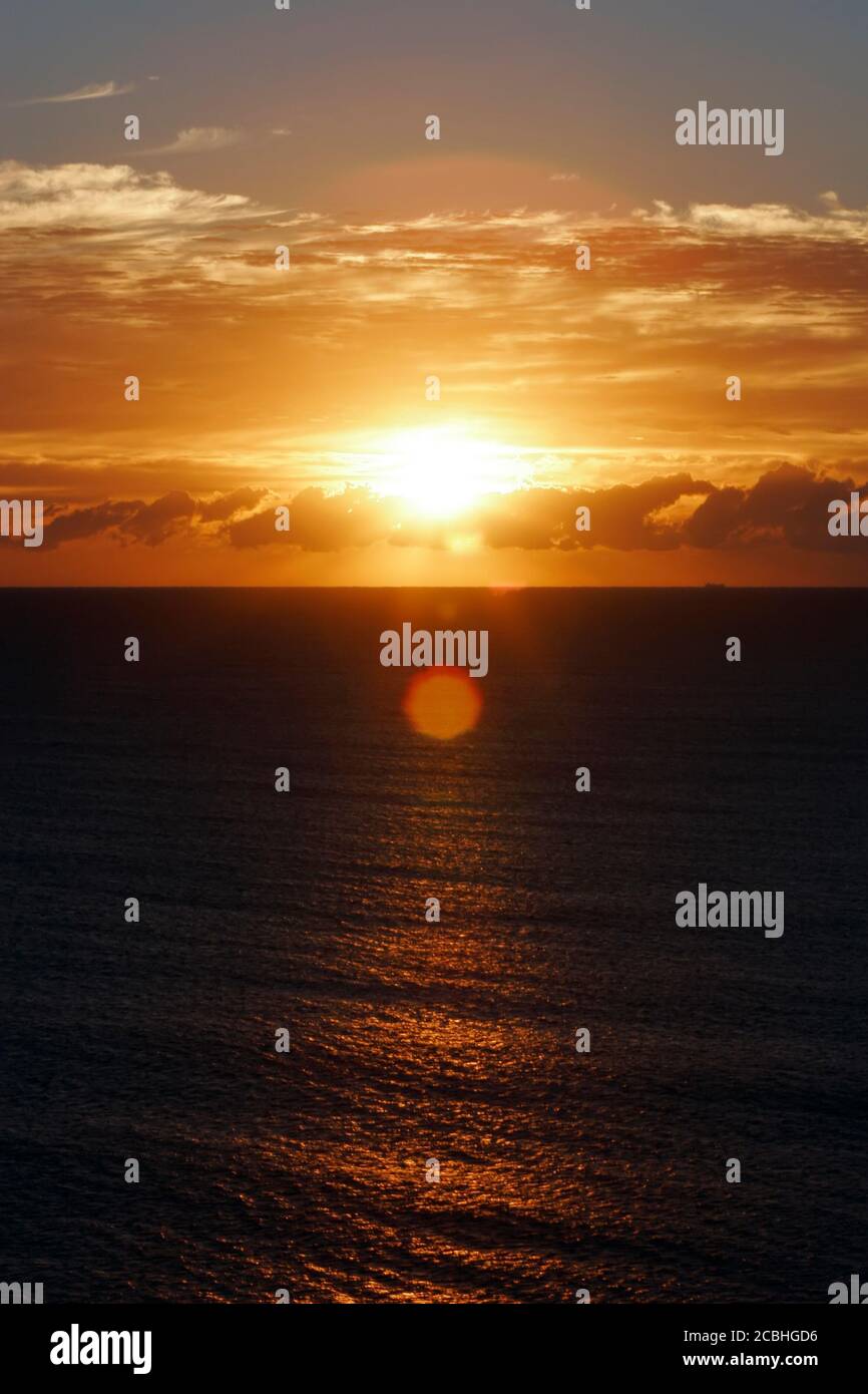 Wunderschöner Sonnenuntergang über dem Meereshorizont in Australien Stockfoto