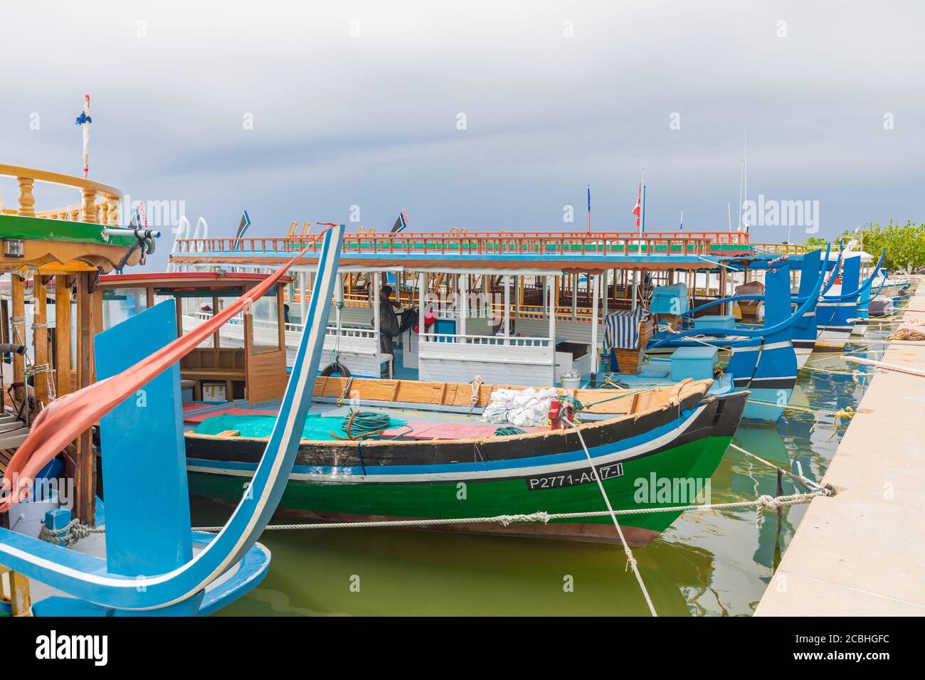NORDMÄNNCHEN, MALEDIVEN -6 JUL 2019 - Blick auf ein Dhoni, ein traditionelles maledivischer Fischerboot auf dem Wasser auf Furanafushi Island, North Malé Atol. Stockfoto