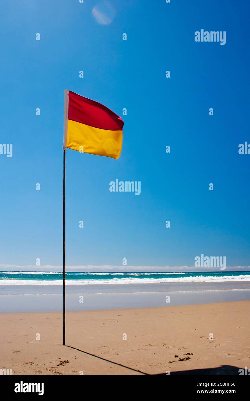 Lebensrettende Alarmmeldung. Schwimmflagge am australischen Strand Stockfoto