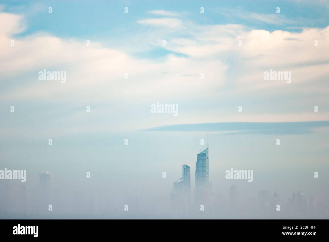 Surfers Paradise, Queensland, Wolkenkratzer bei neblig kaltem Wetter Stockfoto