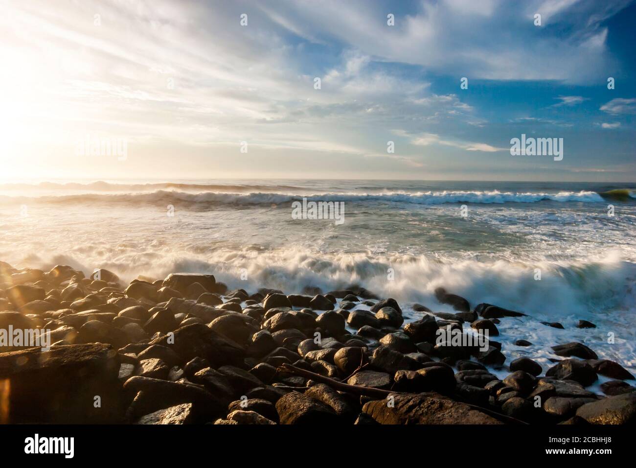 Meereswellen brechen am felsigen Strand Stockfoto