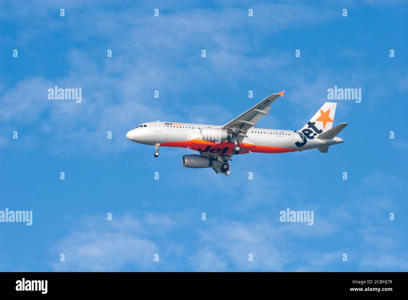 Currumbin, Australien - 15. Februar 2008: Ein fliegendes Flugzeug am blauen Himmel Stockfoto