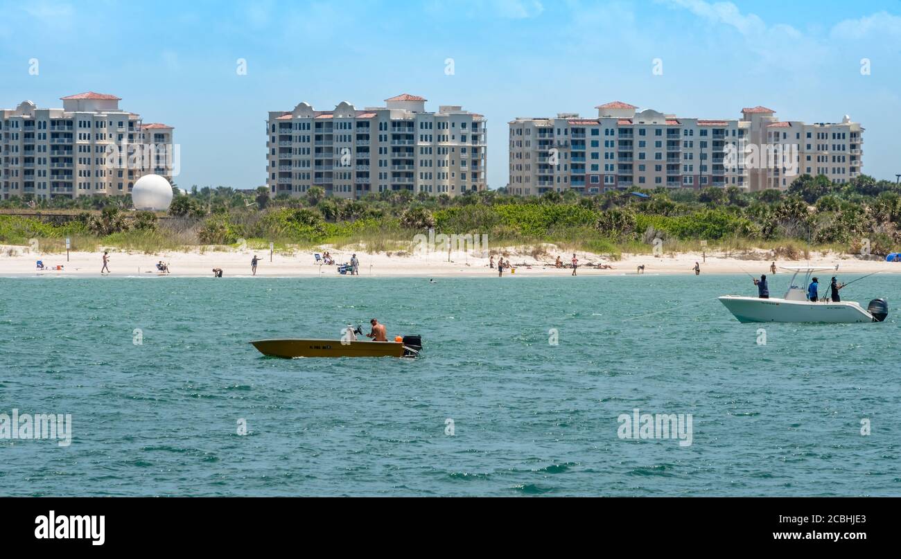 Blick auf Smyrna Dunes Park in New Smyrna Beach, Florida vom Ponce de Leon Inlet. (USA) Stockfoto