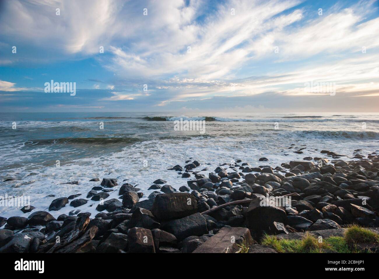 Meereswellen brechen am felsigen Strand Stockfoto