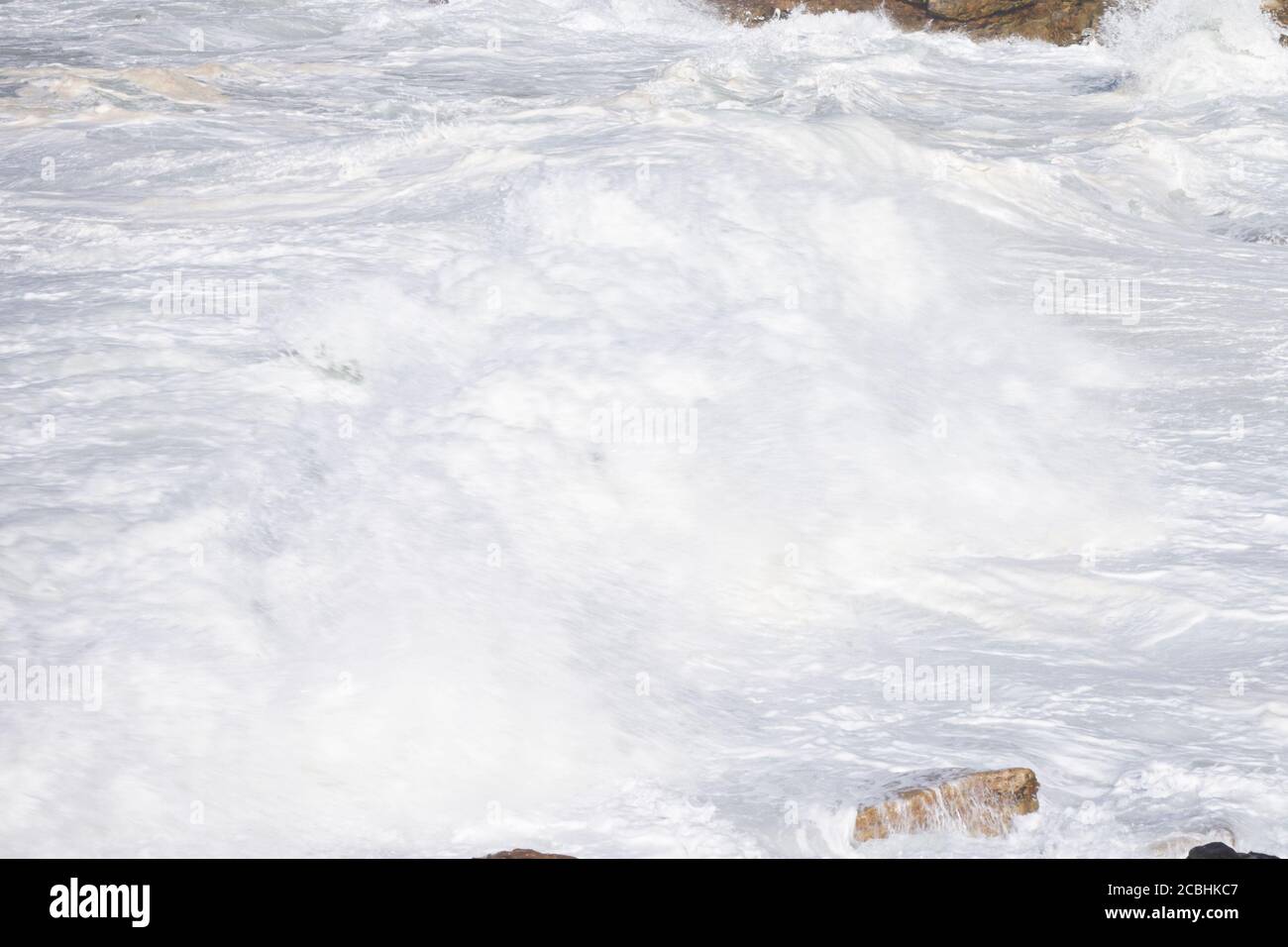 Schaumig stong Wellen krachen in den Ozean Stockfoto