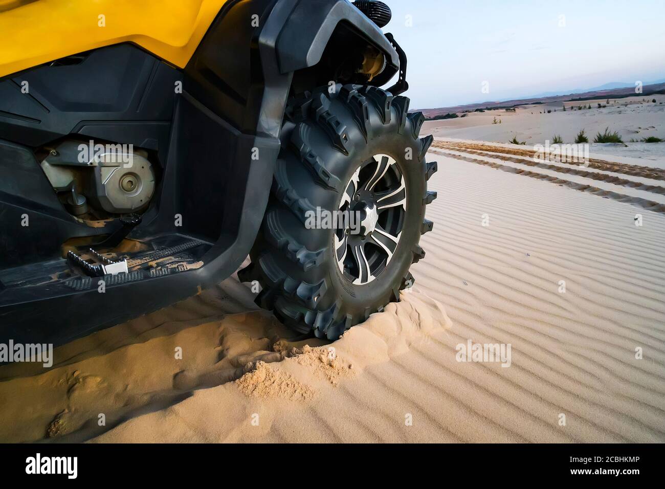 Geländewagen atv Nahaufnahme Detail großen Reifen, nicht erkennbar. Nahaufnahme des ATV-Rades. Tourist auf dem Quad fährt durch die sandige Wüste Stockfoto