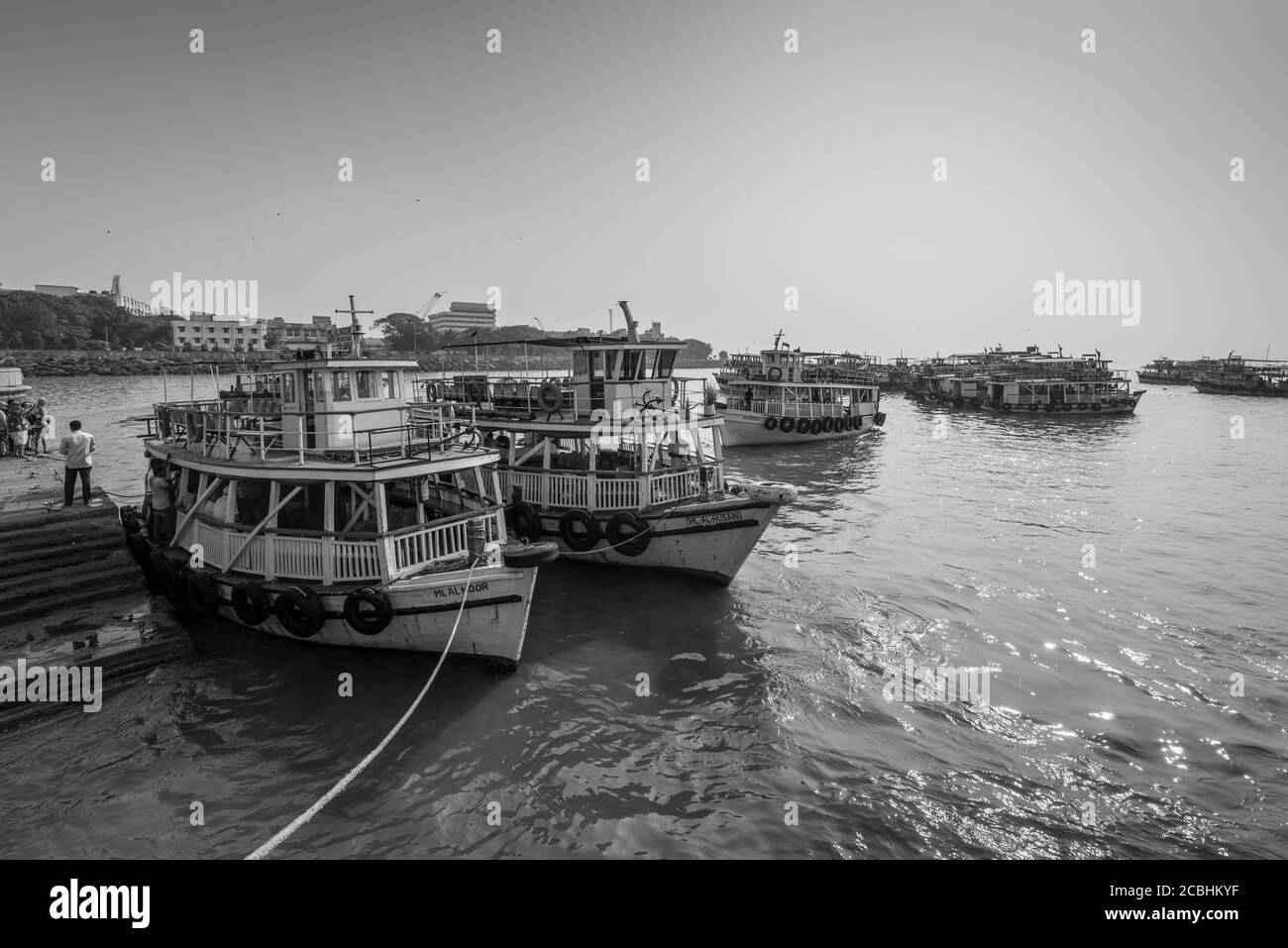 Mumbai, Indien - 22. November 2019: Bunte Touristen-Passagierboote in der Nähe von Gateway of India in Mumbai (Bombay), Indien. Schwarzweiß-Fotografie. Stockfoto