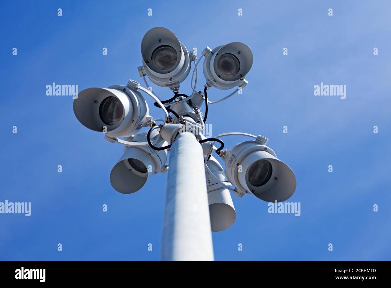 Straßenlampe mit vielen verschiedenen Lichtquellen Stockfoto
