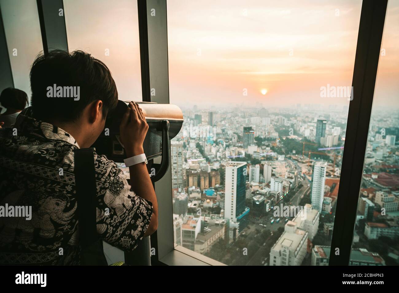 Asiatische männliche Touristen genießen den Blick über Ho Chi Minh Stadt von der Sternwarte in einem Wolkenkratzer der Stadt Stockfoto
