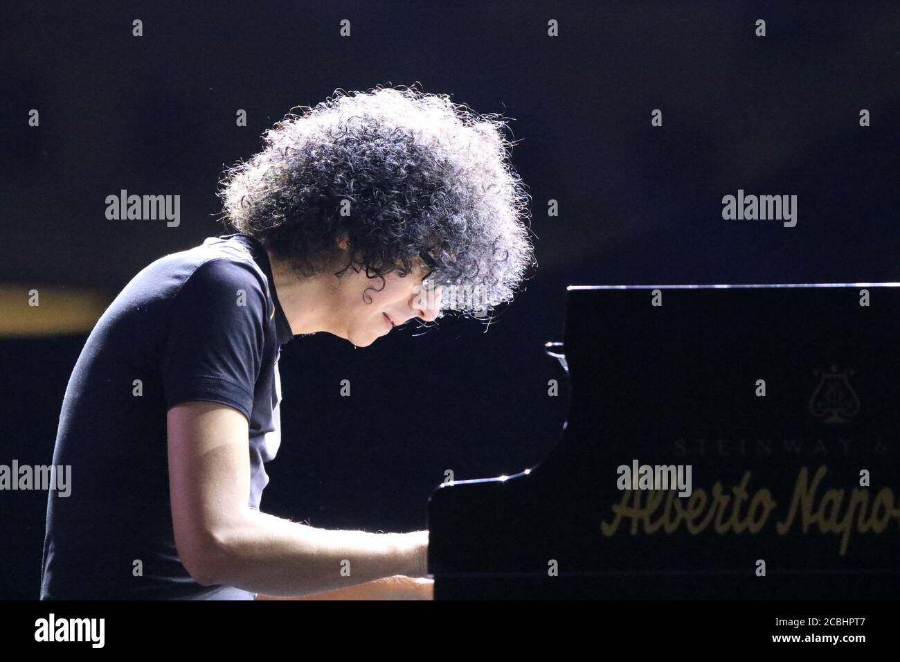 Neapel, Italien. August 2020. Giovanni Allevi im Konzert in Neapel für die Rezension mit dem Titel "Restate a Napoli. Il Teatro del Plebiscito“. (Foto: Salvatore Esposito/Pacific Press) Quelle: Pacific Press Media Production Corp./Alamy Live News Stockfoto