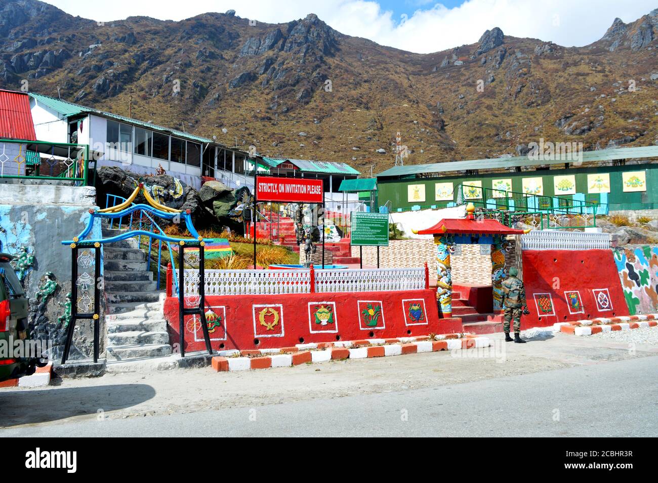 Das Tor von Baba Harbhajan Singh Sahib Mandir, Tempel in Nathula Pass von Sikkim, selektive Fokussierung Stockfoto