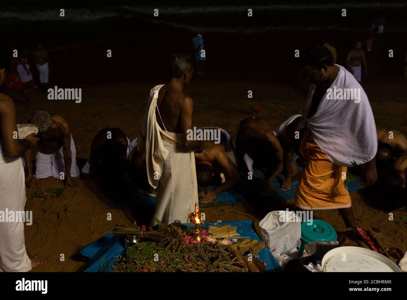 Vavu Bali ist ein Ereignis der Hommage an die Vorfahren. Puja (EIN Ritual) wird an Flussufern und Stränden am Tag ohne Mond durchgeführt Stockfoto