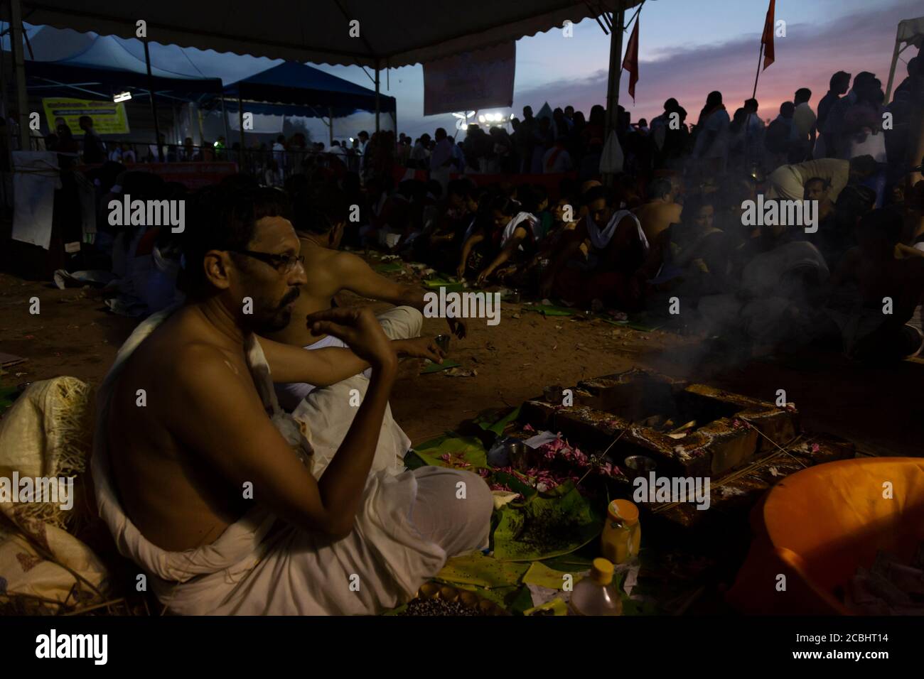 Vavu Bali ist ein Ereignis der Hommage an die Vorfahren. Puja (EIN Ritual) wird an Flussufern und Stränden am Tag ohne Mond durchgeführt Stockfoto