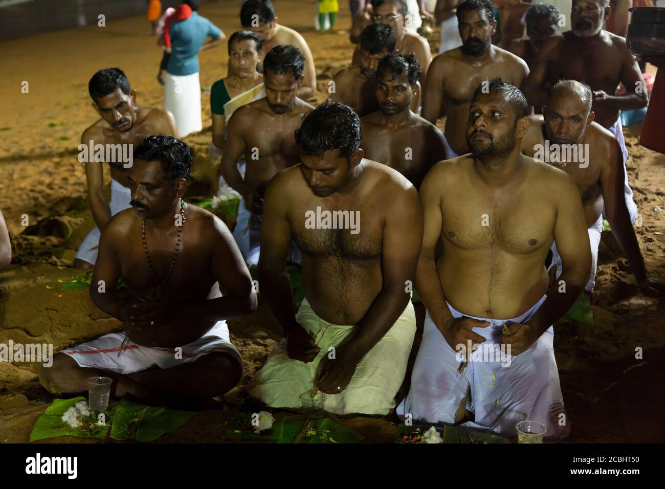 Vavu Bali ist ein Ereignis der Hommage an die Vorfahren. Puja (EIN Ritual) wird an Flussufern und Stränden am Tag ohne Mond durchgeführt Stockfoto