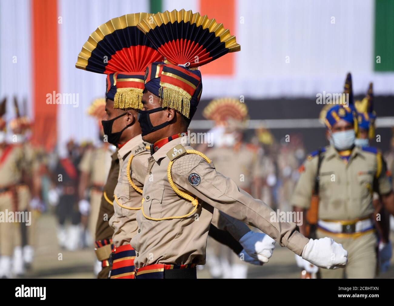 Guwahati, Indien. 13. August 2020. Indische paramilitärische Soldaten, die während der Generalprobe für die 74. Feierlichkeiten zum Unabhängigkeitstag, inmitten der andauernden COVID-19-Pandemie, in Guwahati eine Maske tragen. Foto: David Talukdar/Alamy Live News Stockfoto