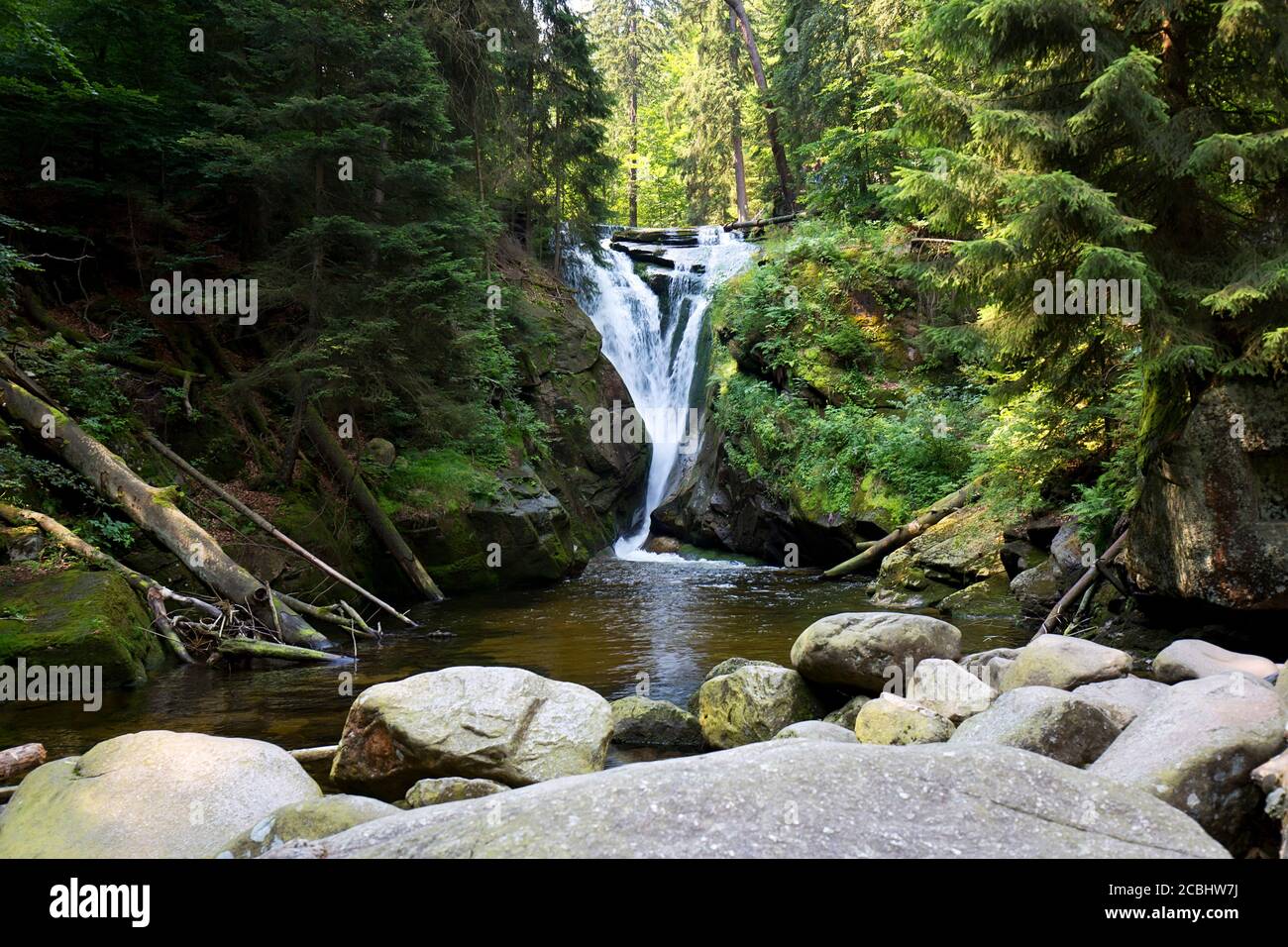 Szklarka Wasserfall im Karkonosze Gebirge in Polen Stockfoto