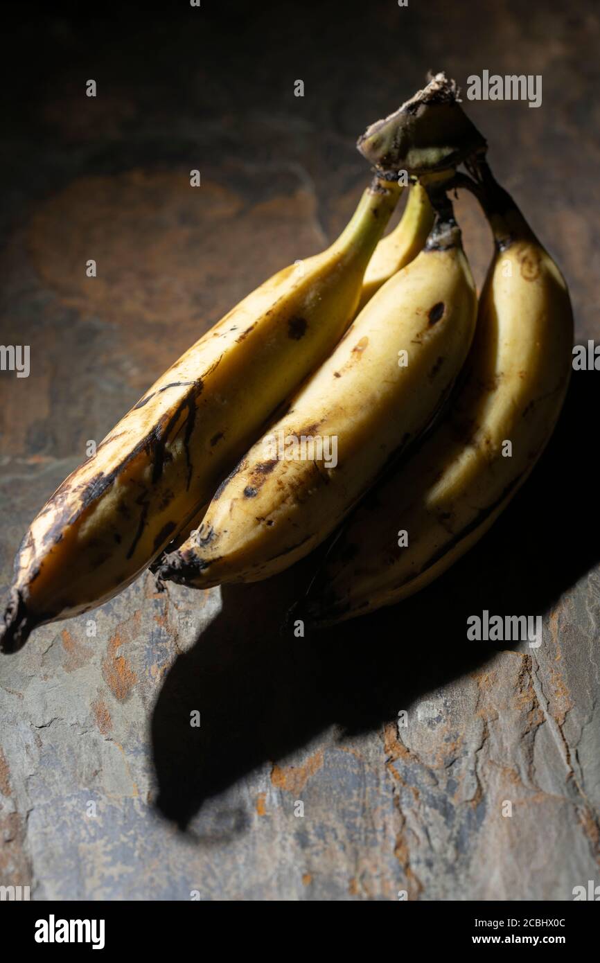 Gemahlene Banane auf einer rauen Steinoberfläche Stock Foto Stockfoto