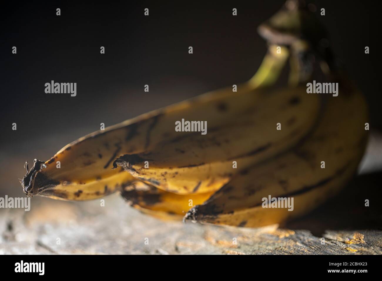 Gemahlene Banane auf einer rauen Steinoberfläche Stock Foto Stockfoto