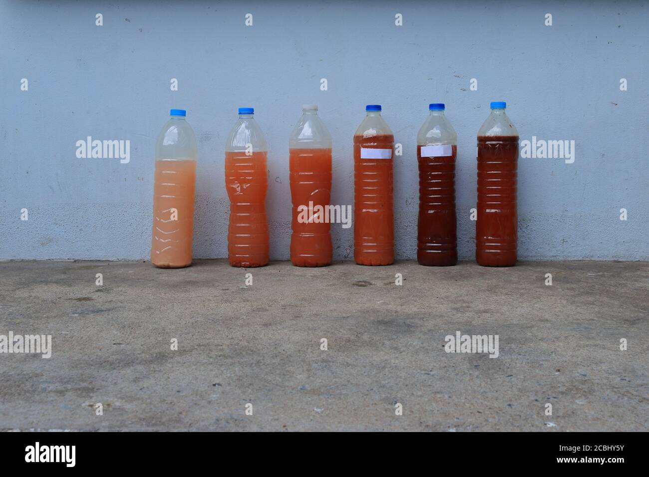 Proben von Abwasser aus verschiedenen Quellen in Flaschen warten gesammelt Für Qualitätstests Stockfoto