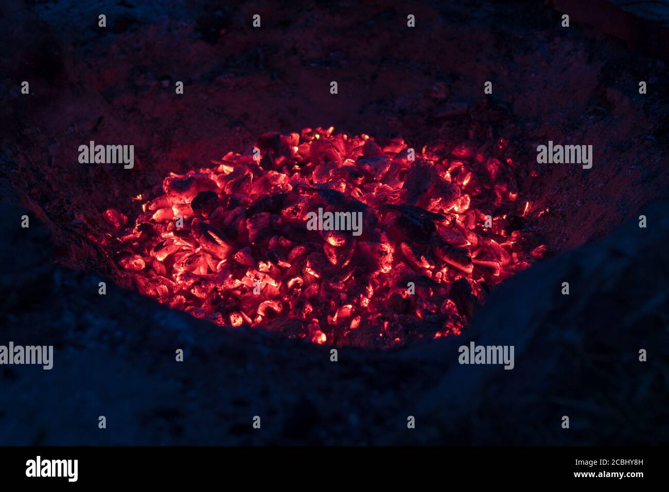 Glühend heiße Kohlen im Lagerfeuer - in der leuchtend Nacht Stockfoto