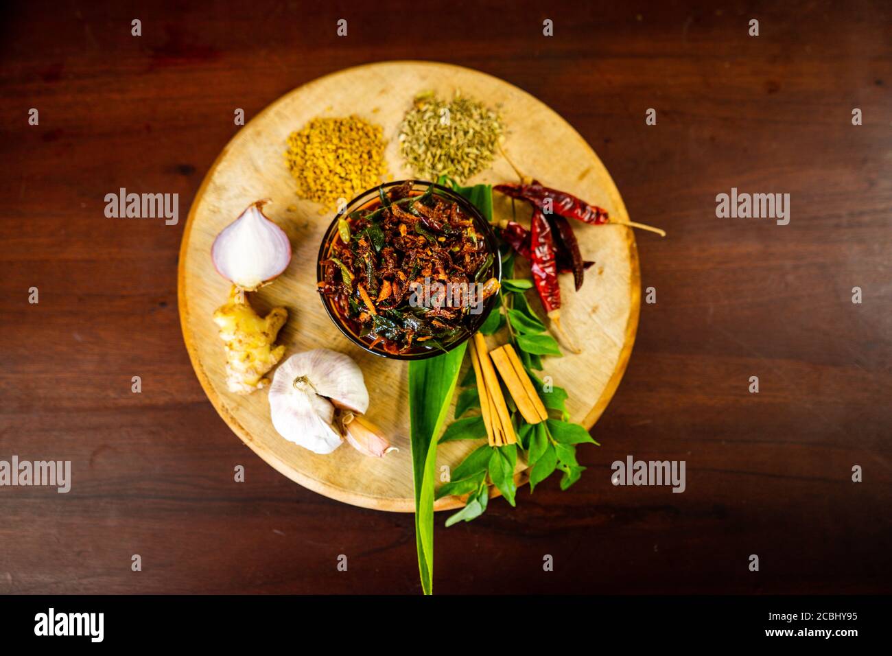 Würziges Maldives Fischgericht - (getrockneter Fisch sambol/sambal) mit grünem Blattspinat (Kankun), Pommes frites umrühren. Asiatische Küche. Stockfoto