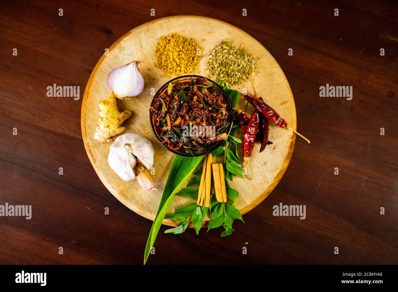 Würziges Maldives Fischgericht - (getrockneter Fisch sambol/sambal) mit grünem Blattspinat (Kankun), Pommes frites umrühren. Asiatische Küche. Stockfoto