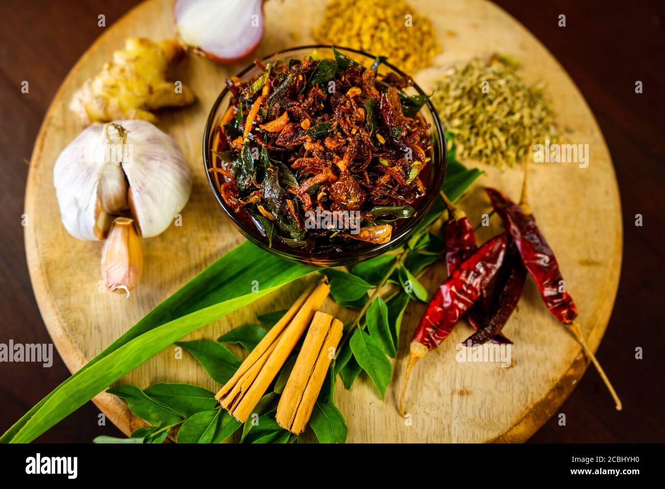 Würziges Maldives Fischgericht - (getrockneter Fisch sambol/sambal) mit grünem Blattspinat (Kankun), Pommes frites umrühren. Asiatische Küche. Stockfoto