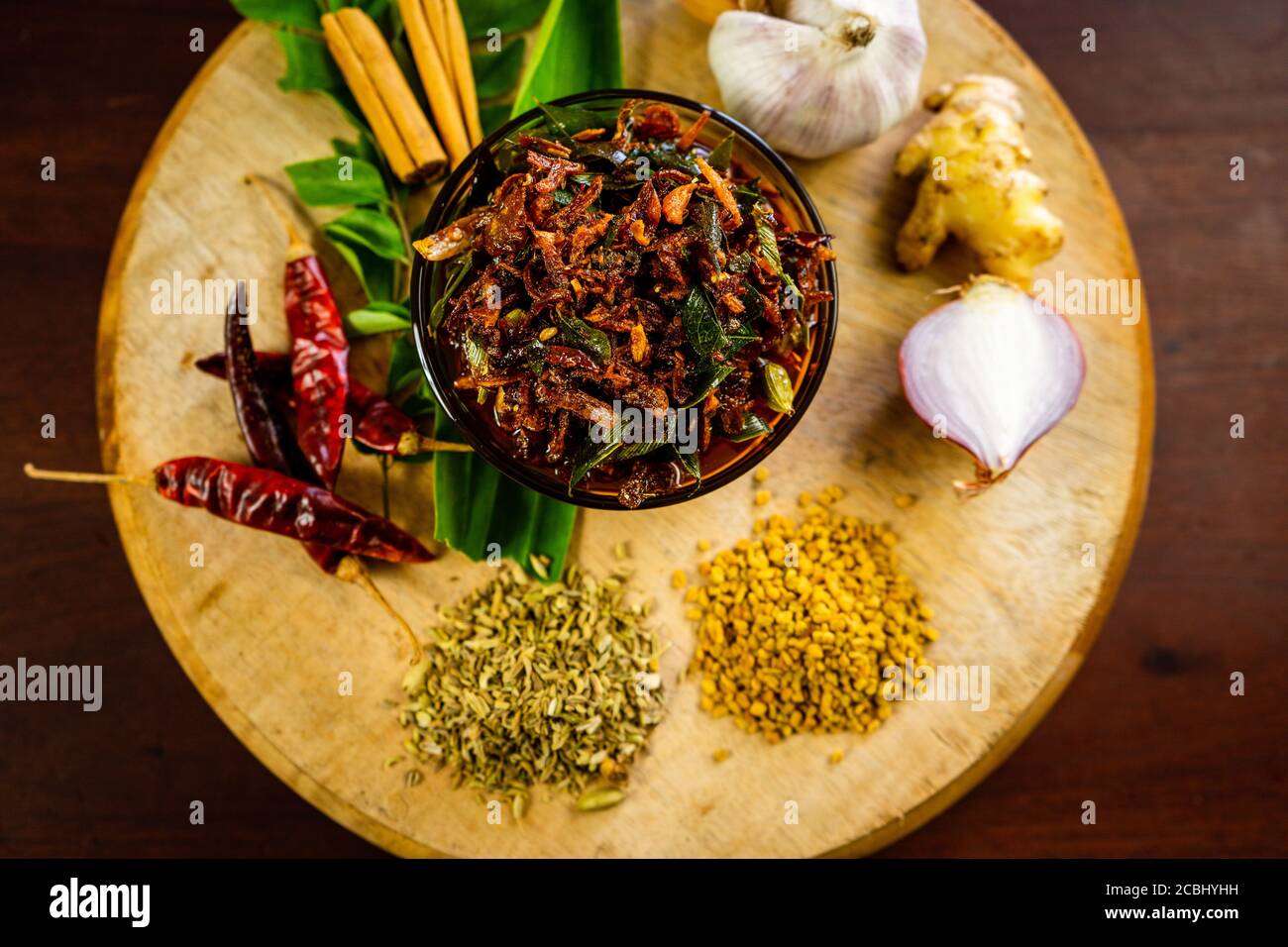 Würziges Maldives Fischgericht - (getrockneter Fisch sambol/sambal) mit grünem Blattspinat (Kankun), Pommes frites umrühren. Asiatische Küche. Stockfoto