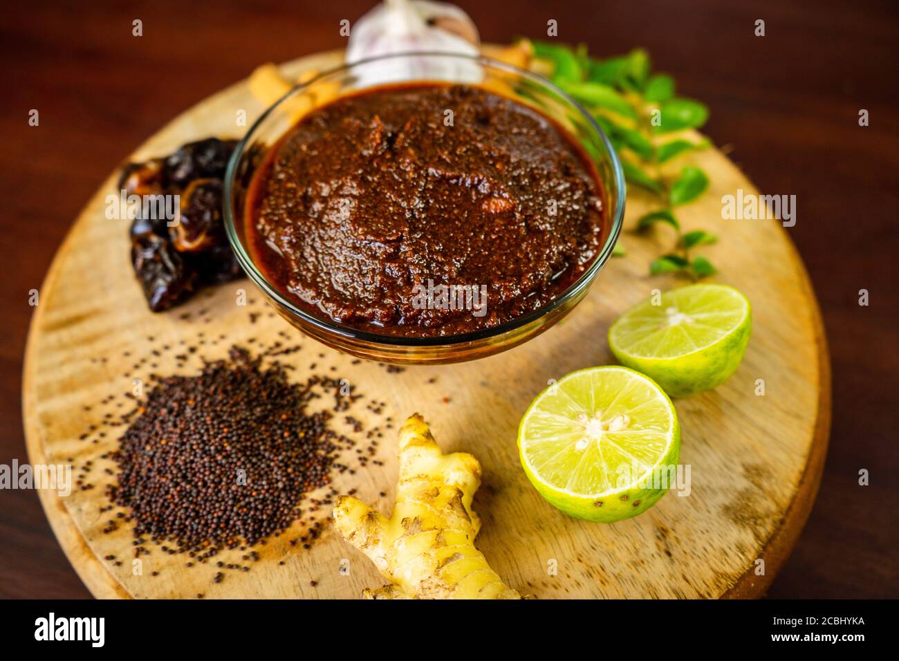 Würziges Maldives Fischgericht - (getrockneter Fisch sambol/sambal) mit grünem Blattspinat (Kankun), Pommes frites umrühren. Asiatische Küche. Stockfoto