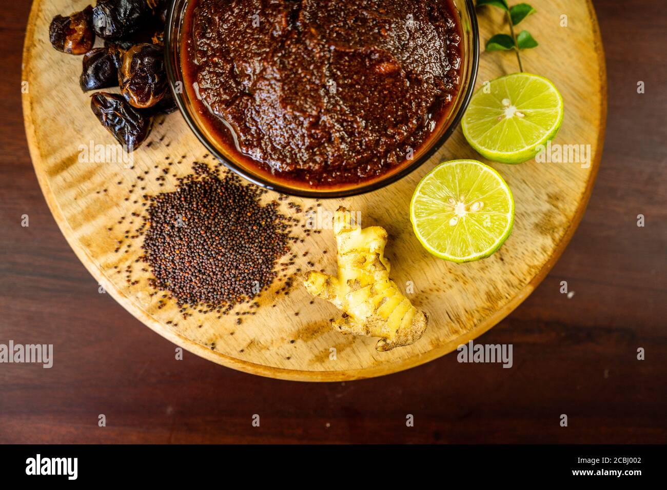 Würziges Maldives Fischgericht - (getrockneter Fisch sambol/sambal) mit grünem Blattspinat (Kankun), Pommes frites umrühren. Asiatische Küche. Stockfoto